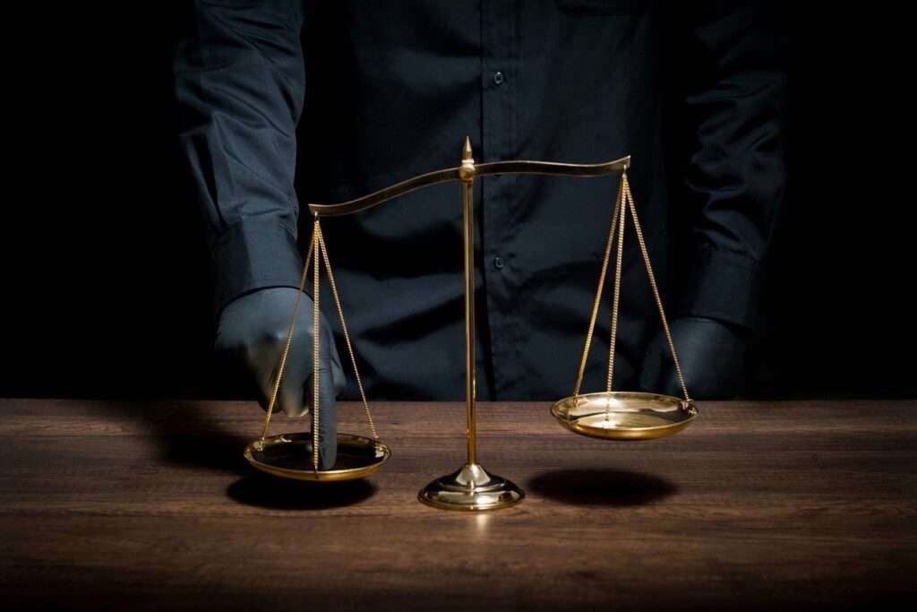 Mengapa Hukum Harus Tegak Tanpa Pandang Bulu