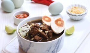 Membedah Cita Rasa Rawon: Perpaduan Kluwek, Daging Sapi, dan Kehangatan Nusantara Membedah Cita Rasa Rawon: Perpaduan Kluwek, Daging Sapi, dan Kehangatan Nusantara