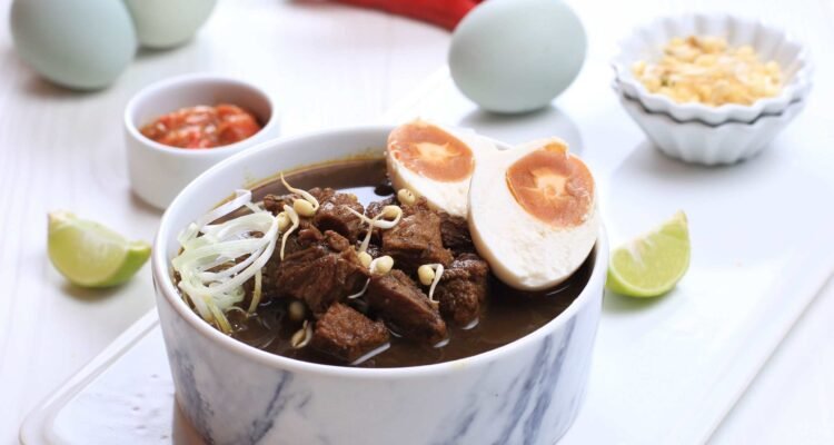 Membedah Cita Rasa Rawon: Perpaduan Kluwek, Daging Sapi, dan Kehangatan Nusantara