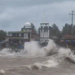 Cuaca Ekstrem Picu Gelombang Tinggi di Perairan Selatan Jawa