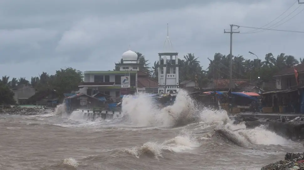 Cuaca Ekstrem Picu Gelombang Tinggi di Perairan Selatan Jawa