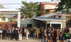 Ribuan Pekerja Scammer Berkumpul di Gedung KBRI Kamboja