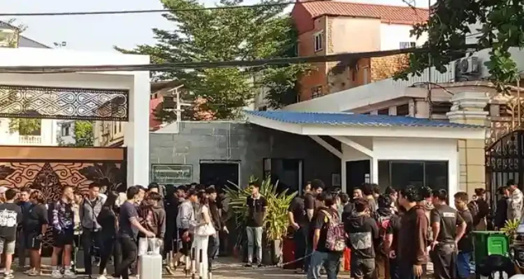 Ribuan Pekerja Scammer Berkumpul di Gedung KBRI Kamboja
