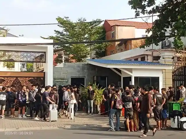 Ribuan Pekerja Scammer Berkumpul di Gedung KBRI Kamboja