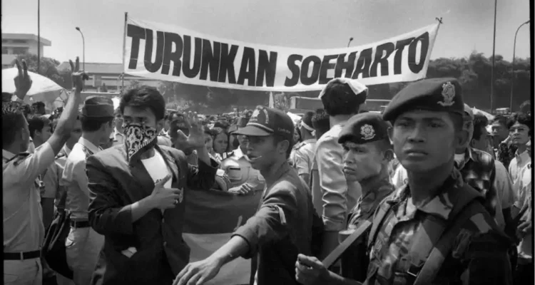 Demo Paling Dramatis di Indonesia, Saat Jalanan Menjadi Panggung Perubahan Besar