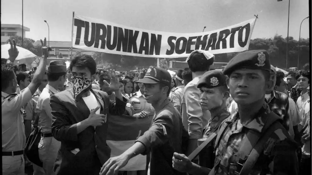 Demo Paling Dramatis di Indonesia, Saat Jalanan Menjadi Panggung Perubahan Besar_11zon Demo Paling Dramatis di Indonesia, Saat Jalanan Menjadi Panggung Perubahan Besar