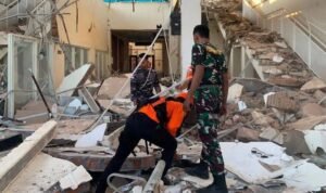 Gempa di NTT, Ribuan Susulan Membuat Warga Bertahan di Pengungsian