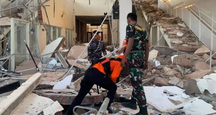Gempa di NTT, Ribuan Susulan Membuat Warga Bertahan di Pengungsian