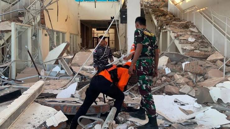 Gempa di NTT, Ribuan Susulan Membuat Warga Bertahan di Pengungsian
