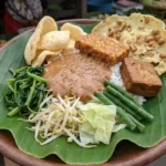 Pecel Madiun, Sajian Sayur Bersambal Kacang yang Melekat dengan Jawa Timur