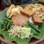 Pecel Madiun, Sajian Sayur Bersambal Kacang yang Melekat dengan Jawa Timur